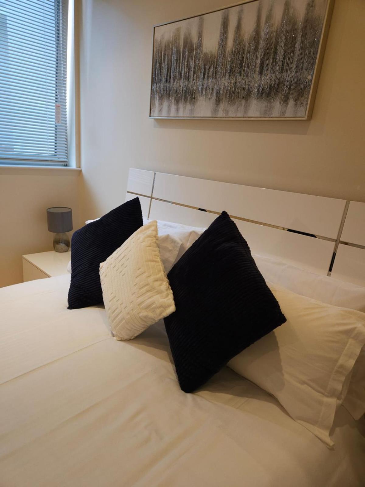 Comfy Spacious Apartment In Canary Wharf London Exterior foto